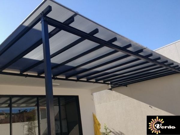 Cobertura Fixa em Policarbonato Alveolar.