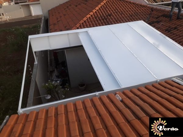 Cobertura Retrátil em Policarbonato Alveolar